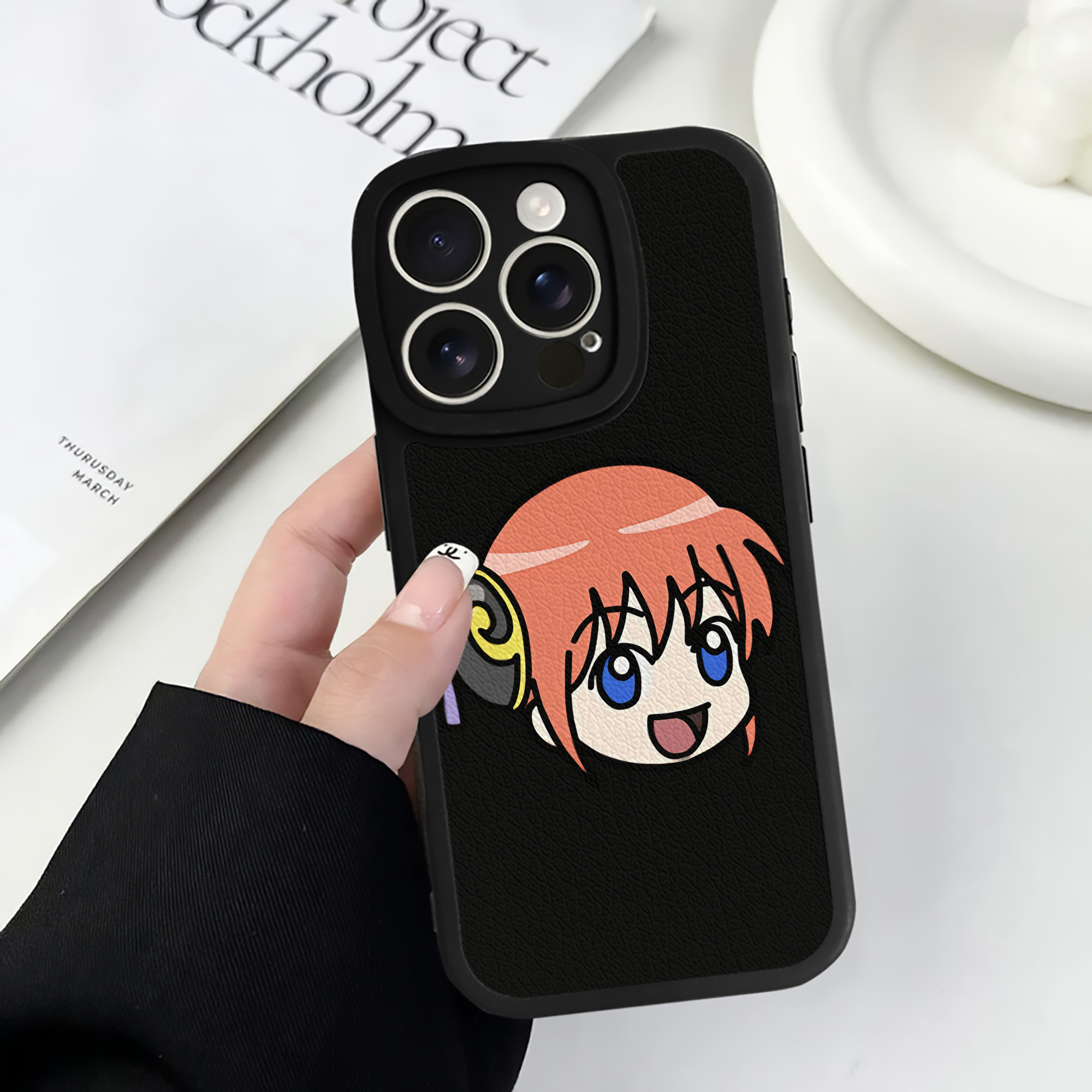（画像用） ぎんたま 坂田銀時（さかたぎんとき） 神楽 志村新八（しむら しんぱち） GINTAMA Sakata Gintoki Kagura Shimura Shinpachi 【iPhone 16シリーズ対応】シリコンスマホケース（レザー調） 材質：シリコン
